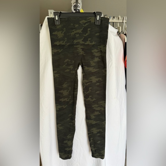 SPANX‎ Women's Seamless Camo Leggings, Green Camo, Size Medium - Picture 3 of 11